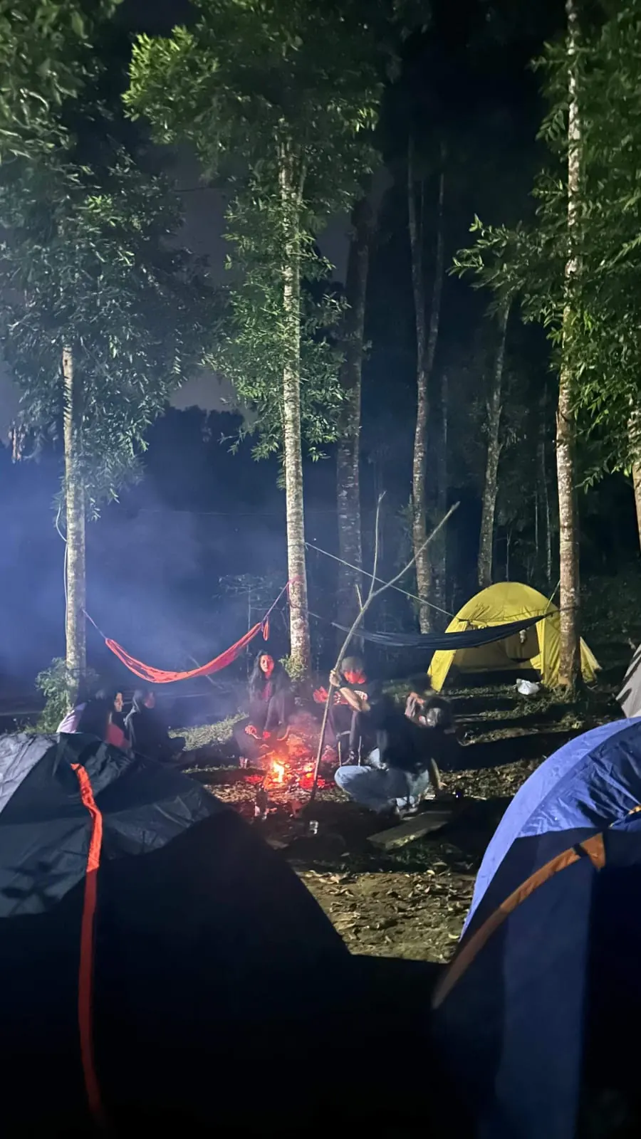 Api unggun malam hari